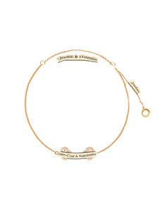 Orecchini di cristallo con catena color oro, placca incisa e dettagli con perline, accessorio gioiello da donna - Product Image 1