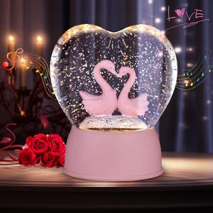 Vente directe d'usine décoration de cygne sculptée à la main 5 chansons peuvent être jouées régulièrement boîte à musique en verre avec veilleuse LED - Product Image 6