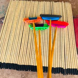 Tête de balai PET moderne en gros avec poils souples en PVC PP Balai de nettoyage ménager avec poteau en bois - Product Image 3