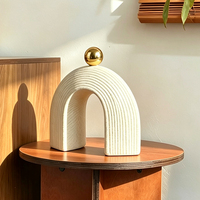 Pièce décorative moderne en résine cintrée, associée à une boule dorée en acier inoxydable, pour la décoration de la maison et des tables intérieures