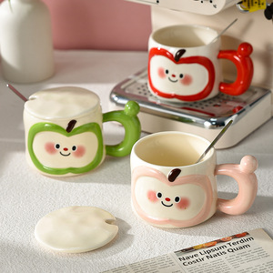 Lelyi Vendas Diretas <span class=keywords><strong>Cute</strong></span> Apple Shaped Ceramic Cup com Tampa e Colher Ins Niche Design Produto de Qualidade do Fabricante - Product Image 3