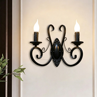 Lampu Dinding LED Dua Lilin Vintage Hitam dengan Ukiran Besi Gaya Eropa Retro Rustic untuk Dekorasi Ruang Tamu Rumah.