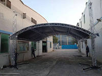 Structure de toit en aluminium courbée pour écran LED, éclairage DJ, équipement sonore, spectacle musical en plein air et structure de toit pour exposition.