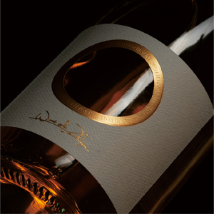 Etiquetas Adhesivas Personalizadas para Botellas de Perfume y Vino en Papel de Arte Texturizado Ecológico con Estampado en Caliente y Repujado en Lámina Dorada - Product Image 2