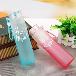 उपहार के लिए सस्ते कस्टम रंगीन कांच की बोतल फ्रॉस्टेड जूस ग्लास स्पोर्ट ट्रैवल ग्रेडिएंट रंग की बोतल