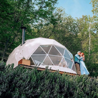 Tente dôme personnalisée avec des intérieurs ressemblant à des hôtels pour une expérience luxueuse de glamping en plein air