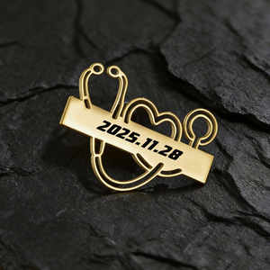 Broche Personalizado em Aço Inoxidável Banhado a Ouro 18K em Formato de Coração com Nome Personalizado e Estetoscópio para Médicos, Enfermeiros e Festas de Casamento - Product Image 4