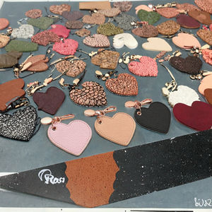 ของที่ระลึกสั่งทำจำนวนมาก หรูหรา ออกแบบโลโก้ได้ตามต้องการ รู<span class=keywords><strong>ป</strong></span>หัวใจ หนัง PU พิมพ์ตัวอักษรแบบ Letterpress คุณภาพสูง นุ่ม <span class=keywords><strong>ป</strong></span>รับแต่งได้ - Product Image 3