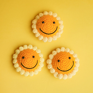 Pendentif tournesol tricoté à la main avec visage souriant, breloque florale en fil pour accessoire vestimentaire, style moderne - Product Image 1