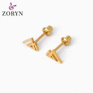 Pendientes de Acero Inoxidable 316L con Baño de Oro de 18K, Cierre de Rosca, Diseño de Flecha Geométrica Abstracta, Hipoalergénicos y Duraderos para Mujer - Product Image 1