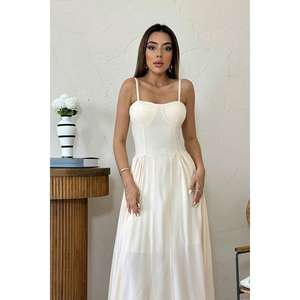 Elegante Vestido Largo de Satén Beige con Cintura Imperio, Escote Cuadrado, Corte en A y Sujetador Incorporado para Noche - Product Image 3