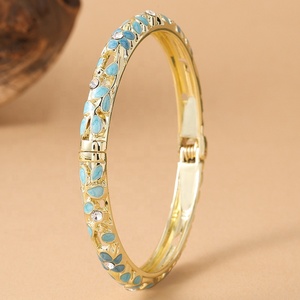 Venta al por mayor de fábrica: Brazalete elegante de aleación de zinc azul y blanco, con diseño de flor cristiana, esmaltado y galvanizado, estilo vintage y a la moda. - Product Image 4