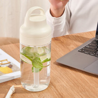 Bouteille d'eau portable de sport en Tritan de qualité médicale avec paille intégrée pour boire directement en extérieur