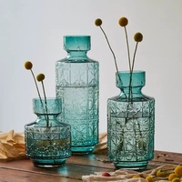 Vas Kaca Hijau Retro Berukir dengan Bunga Ranunculus Buatan, Vas Bunga Kaca Vintage untuk Dekorasi Rumah dan Pernikahan