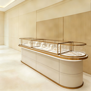 Vitrine de présentation de bijoux de luxe sur mesure avec finition laquée, verre doré et éclairage LED pour salle d'exposition, musée et bijouterie - Product Image 3