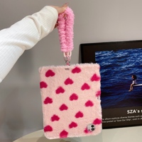 Étui pour tablette en fourrure pelucheuse à motif léopard avec emplacement pour stylet pour iPad 10 2022, housse douce et moelleuse avec bracelet de poignet en forme de cœur pour iPad 11 A16 2025