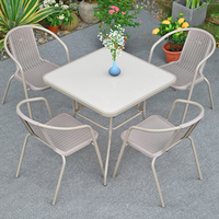 Ensemble de meubles de patio d'extérieur modernes et durables chaises de table à manger en bois beige imperméable et résistantes aux UV pour jardin, balcon et villa