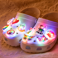 Breloques de Chaussures Personnalisées en Gros avec LED, en PVC, Bricolage, Accessoires Lumineux pour Sabots et Sandales, Fleurs de Dessin Animé, Vache Arc-en-Ciel