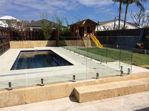 Barandilla de Vidrio Reforzado con Espigas para Sistema de Seguridad en Terrazas de Centros Comerciales de Primera Calidad - Product Image 1