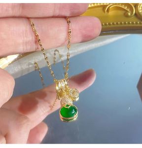 Collier en acier inoxydable étanche avec chaîne en titane et pendentif gourde verte en calcédoine chinoise - Product Image 5