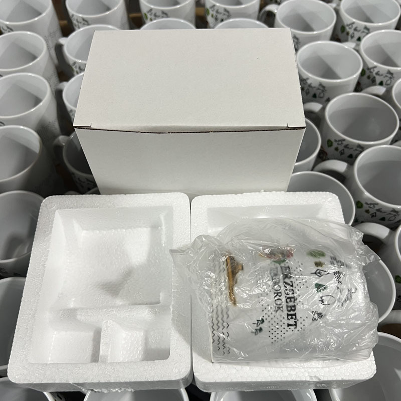 Taza blanca, caja blanca personalizada, espuma.