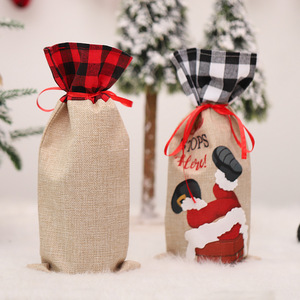 Housse de bouteille de vin de Noël créative en toile de jute à carreaux rouges et noirs avec motif Père Noël grimpant la cheminée - Product Image 3