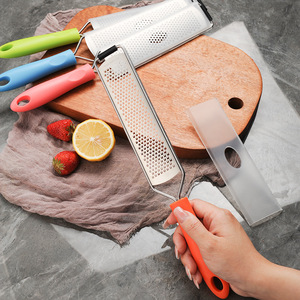 Râpe à fromage multifonctionnelle manuelle avec manchon <span class=keywords><strong>de</strong></span> protection, râpe à <span class=keywords><strong>citron</strong></span>, râpe à chocolat, râpe à fruits et légumes en acier inoxydable - Product Image 3