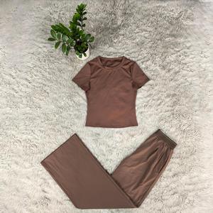 Ensemble de sport pour femmes, manches courtes, col rond, imprimé lettres, polyester et coton, pantalon large à jambes longues, tenue décontractée et confortable - Product Image 4