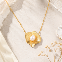 Collier pendentif fleur texturée en perle d'eau douce plaqué or 18 carats, chaîne délicate à maillons perlés pour femme