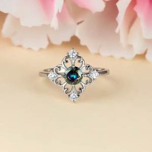 Anello di Diamanti Q594 per Donna, Taglio Brillante Rotondo, Diamante Naturale di Colore D con Pietre Laterali, Oro Bianco 14K - Product Image 2