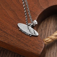 Charme de pendentif personnalisé en acier inoxydable argenté avec gaufrage 2D mots design logo nom lettre collier avec boîtes d'emballage