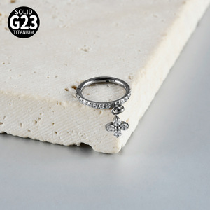 Anillo Segmentado de Titanio G23 con Flor y Circonita Cúbica |   Joyas Florales para Perforaciones de Nariz y Oreja para Estudios de Estética y Suministro al por Mayor - Product Image 3
