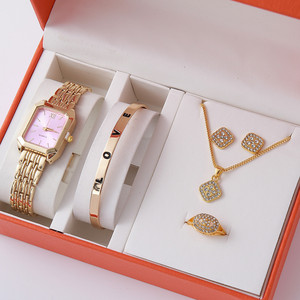 Set di Gioielli di Lusso 5 Pezzi in Vendita: Bracciale Geometrico con Diamanti, Orologio al Quarzo, Collana in Vetro, Orecchini - Product Image 2