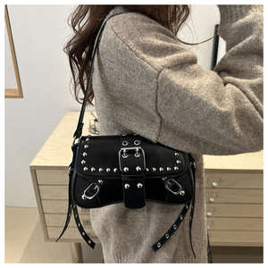 Nueva cartera retro con remaches estilo motocicleta, bolso de hombro Y2K, bolso de cuero de diseñador para mujer estilo punk de los 90 - Product Image 1