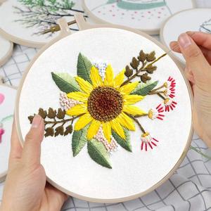 Kit de <span class=keywords><strong>broderie</strong></span> artisanale motif tournesol avec cerceau et aiguille à poinçonner – Kits de démarrage pour <span class=keywords><strong>broderie</strong></span> - Product Image 2