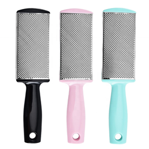 Râpe double face pour éliminer les callosités des pieds, efficace avec un design à pointes sur le devant et un motif de ponçage fin à l'arrière, en plastique - Product Image 1