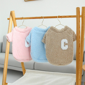 Sudadera con capucha cálida de lana para mascotas, diseño de letra C de doble cara, gruesa, para gatos y perros, para otoño e invierno - Product Image 1