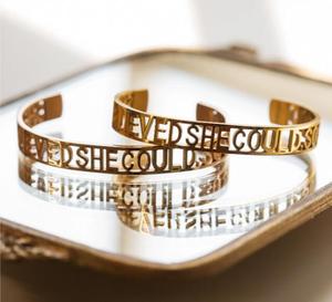 Bracelet manchette en acier inoxydable personnalisé Cadeau de remise des diplômes inspirant avec phrase de mot positive qu'<span class=keywords><strong>elle</strong></span> croyait pouvoir - Product Image 6