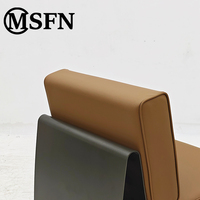 Chaise longue d'extérieur moderne en acier inoxydable en forme de traîneau, coussin en similicuir imperméable, support ergonomique pour une utilisation intérieure/extérieure