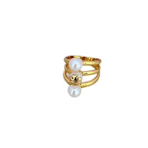 Anillo de Perlas Elegante con Letras y Tres Capas de Piedras Preciosas, Joyería UM 2025, Anillo de Compromiso de Lujo Unisex, Latón Chapado en Oro de 18K - Product Image 1