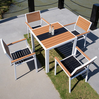 Ensemble table et chaises d'extérieur en aluminium au design moderne d'usine Chaises en bois composite durable en plastique pour utilisation en famille