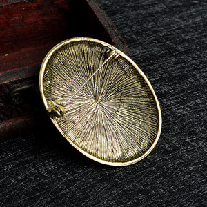 Broche de Aleación con Diseño de <span class=keywords><strong>Lobo</strong></span> Vikingo Vintage al por Mayor, Amuleto con Patrón de Runas en Forma de U, Joyería de Corsage para Cosplay para Mujer - Product Image 4