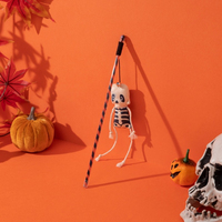 Tongkat Penggoda Kucing Halloween, Liontin Tengkorak Bola Mata Hantu Labu dengan Bulu & Lonceng, Mainan Interaktif untuk Anak Kucing