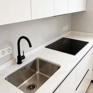 Ensemble de meubles de cuisine blancs modernes avec étagères multi-niveaux, évier intégré et rangement intégré - Product Image 3