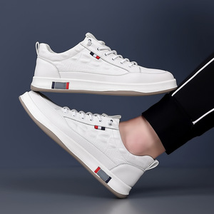 รองเท้าผ้าใบสีขาวสำหรับผู้ชาย รองเท้ากีฬาลำลอง ส้นเตี้ย พื้นยางกันลื่น รองเท้าหนังสำหรับใส่พักผ่อน - Product Image 1