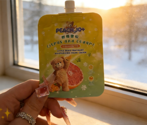 Crema de Manos Hidratante con Aroma a Melocotón y Cedro Cítrico PEACH JO+, Perfume Hidratante con Glicerina para Todo Tipo de Piel, Uso para Adultos - Product Image 5