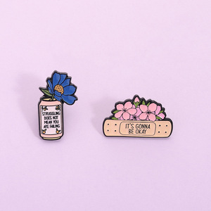 Broches con Citas Inspiradoras y Reconfortantes: 'Va a Ser Bien', Broches de Metal con Forma de Vendajes Médicos y Flores, Pin de Solapa de Esmalte Suave - Product Image 1