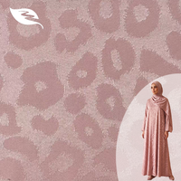Tissu satiné jacquard imprimé léopard 110 GSM léger 155 cm de large motif animal ton sur ton pour doublure d'abaya, robe et caftan