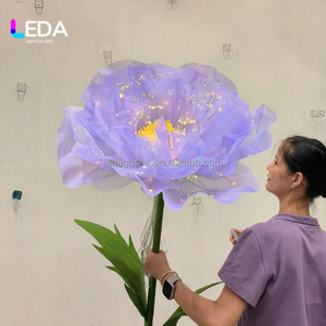 Centro de Mesa LEDA Moderno con Flor Gigante de Lavanda y Luz, Decoración de Pasillo para Bodas y Eventos con Tul de Organza de Seda - Product Image 2