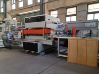 Machine de découpe de précision pour applications automobiles avec PLC Mitsubishi, grande taille jusqu'à 1600 mm x 1600 mm